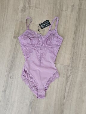 Pinsy Lace Trim Bodysuit in Lavender Size Medium